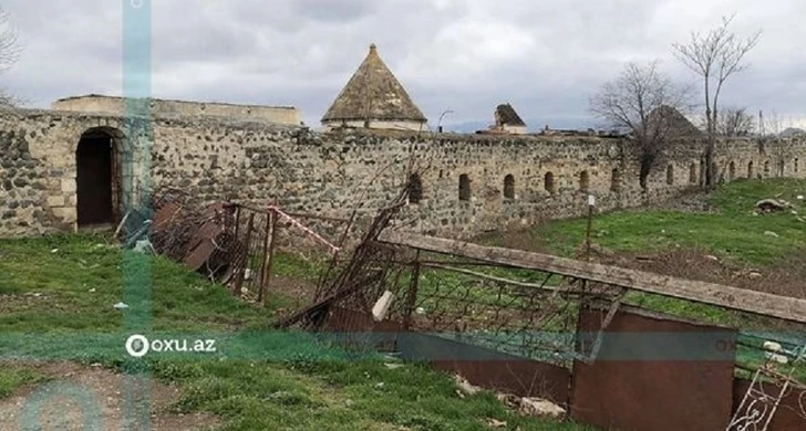 Представители СМИ и депутаты посетили разрушенные мавзолеи карабахских ханов и поэтессы Натаван - ФОТО