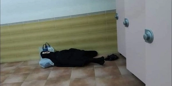 Пожилая женщина живет в туалете Бакинского бульвара