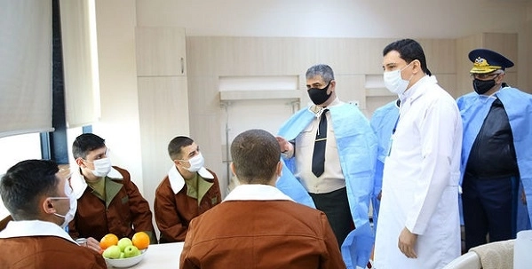 По случаю праздника Новруз руководство Минобороны посетило военный госпиталь - ФОТО