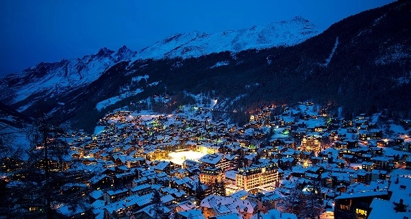 Над горой в Швейцарии появились световые столбы - ФОТО