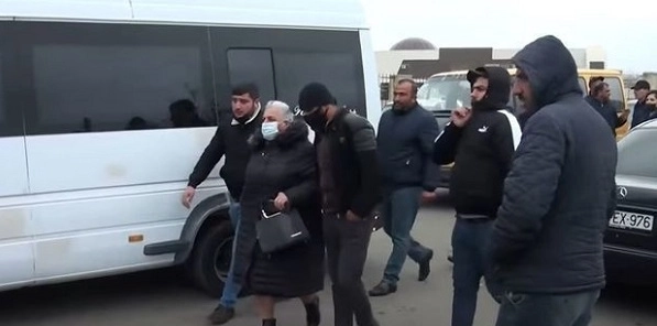 Baku TV подготовил репортаж о незаконной перевозке пассажиров в Гяндже - ВИДЕО