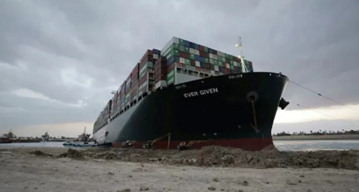 Президент Египта поручил разгрузить судно, заблокировавшее Суэцкий канал