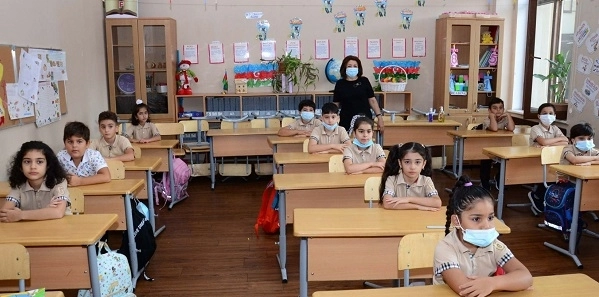 В четырех школах Баку возобновлены очные занятия