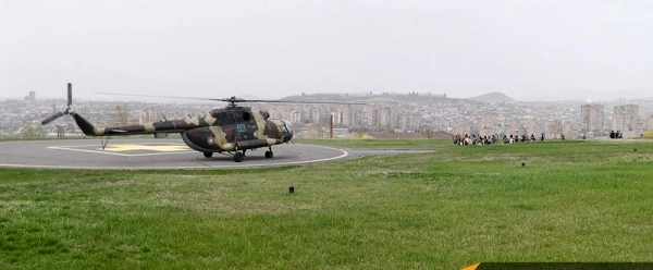Из здания Минобороны Армении на вертолете эвакуируют женщин - ВИДЕО