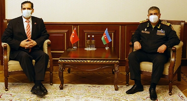Министр обороны встретился с завершающим свою дипломатическую деятельность в Азербайджане послом Турции