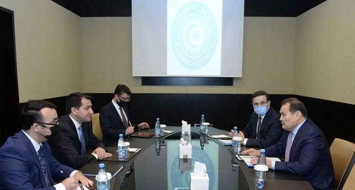 Помощник президента Азербайджана встретился с генсеком Тюркского совета