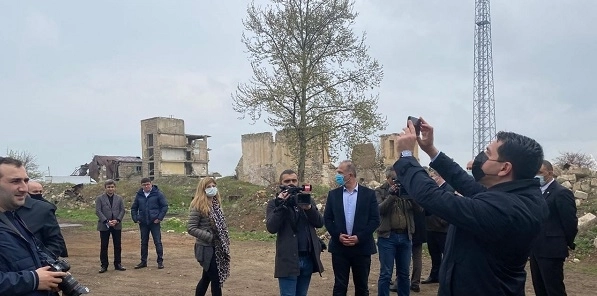 Делегация Тюркского совета осмотрела разрушенное здание Агдамского драматического театра - ФОТО