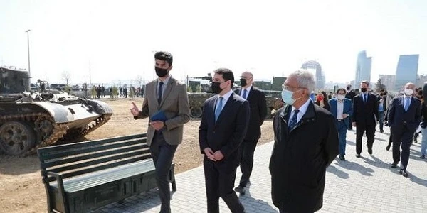 Участники международной конференции посетили Парк военных трофеев в Баку - ФОТО