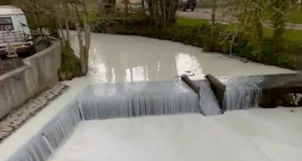 В британском Уэльсе вода в реке превратилась в «молоко» - ВИДЕО