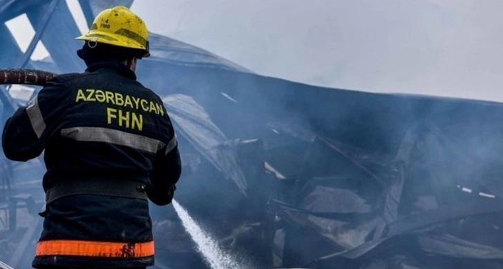 В двухэтажном доме в Баку произошел пожар