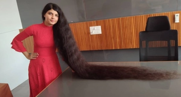 Девушка с самыми длинными волосами в мире остригла их - ВИДЕО