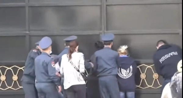 Полиция задержала приковавшихся к дверям кабмина Армении оппозиционеров - ВИДЕО