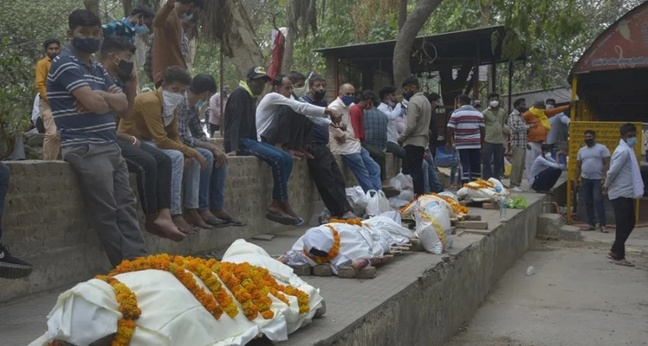 В крематориях Индии не успевают сжигать тела умерших от COVID-19 - ФОТО