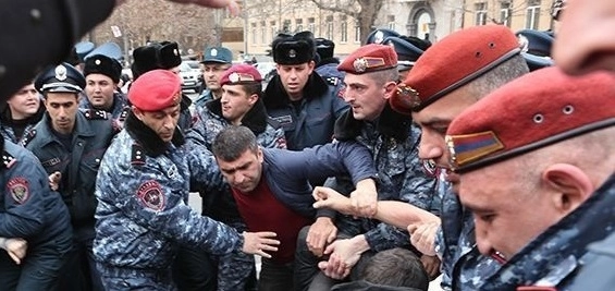 На акции протеста в Ереване начались стычки с силовиками - ВИДЕО