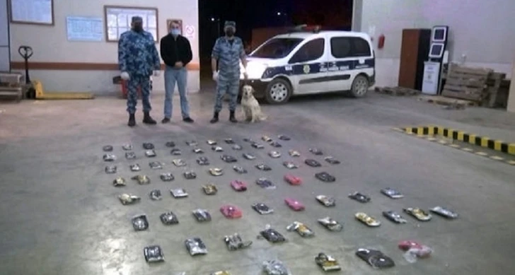 Азербайджанские таможенники обнаружили более 43 кг наркотиков, помещенных в мебельный гарнитур - ВИДЕО