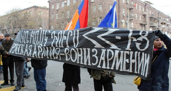 «Песня дня»: зачем офицеры РФ в Гюмри вешают лапшу на армянские уши? - ВИДЕО