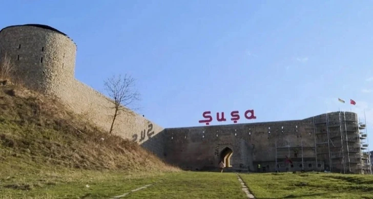 Перед историческими памятниками в Шуше устанавливают таблички - ФОТО