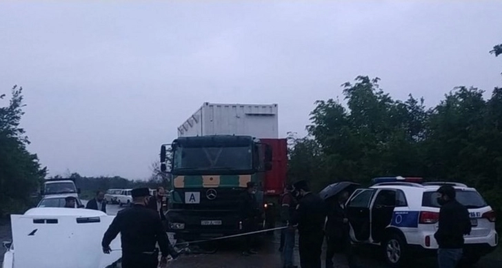 В Шекинском районе Азербайджана столкнулись легковушка и грузовик - ВИДЕО