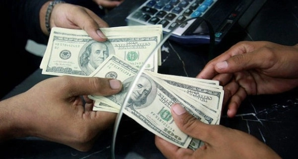 Банки ввели ограничения на продажу валюты: Манат подешевеет? - ВИДЕО