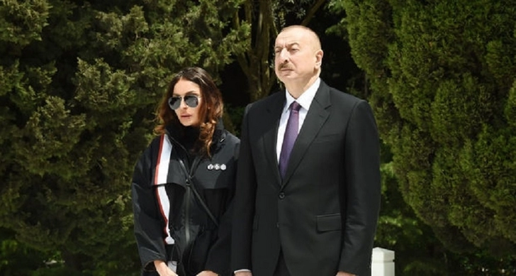 Ильхам Алиев и Мехрибан Алиева подписали некролог в связи с кончиной народного поэта Фикрета Годжи