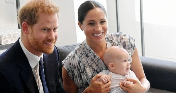 Королевская семья поздравила с днем рождения сына принца Гарри и Меган Маркл - ФОТО