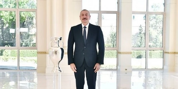Президенту Ильхаму Алиеву представлен кубок ЕВРО-2020 - ФОТО