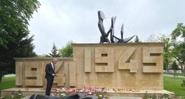 В Баку состоялась церемония возложения цветов к Монументу памяти «1941-1945 годы» - ФОТО