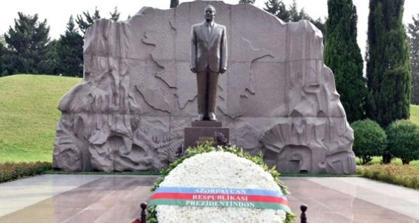 Дипломаты стран СНГ посетили могилу Гейдара Алиева