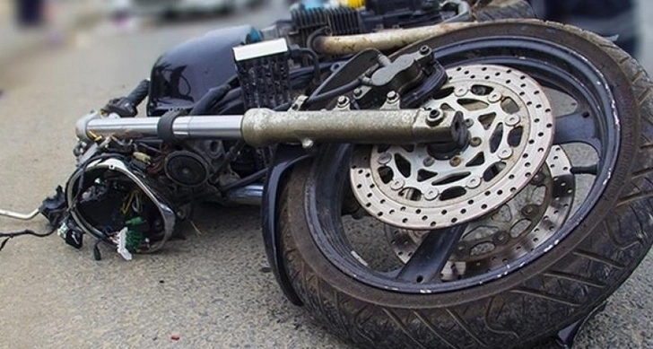 В Баку мотоциклист получил тяжелые травмы во время ДТП