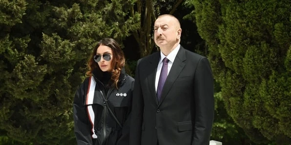 Ильхам Алиев и Мехрибан Алиева посетили могилу великого лидера Гейдара Алиева - ФОТО/ВИДЕО/ОБНОВЛЕНО