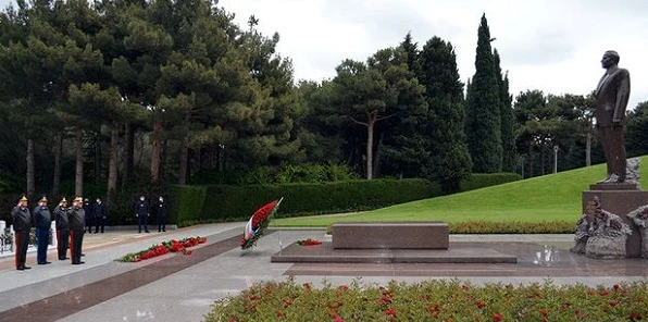 Руководство Министерства обороны почтило память Гейдара Алиева - ВИДЕО