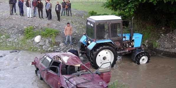 В Балакене автомобиль упал в реку, есть погибший и пострадавшие - ФОТО