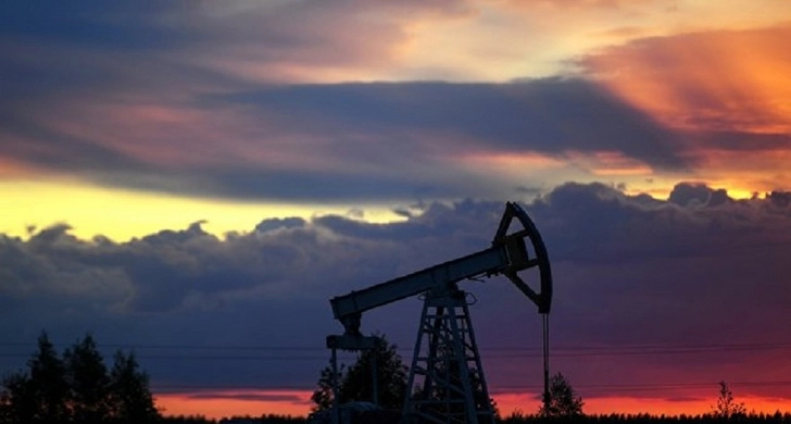 Нефть дешевеет на краткосрочных опасениях за спрос