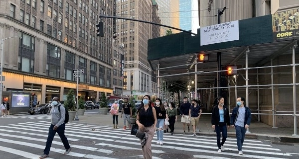 Жители Нью-Йорка продолжают носить маски, несмотря на слова Байдена