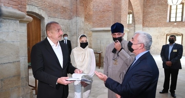 Ильхам Алиев посетил Албанскую церковь Святой Девы Марии в поселке Нидж - ФОТО/ВИДЕО/ОБНОВЛЕНО