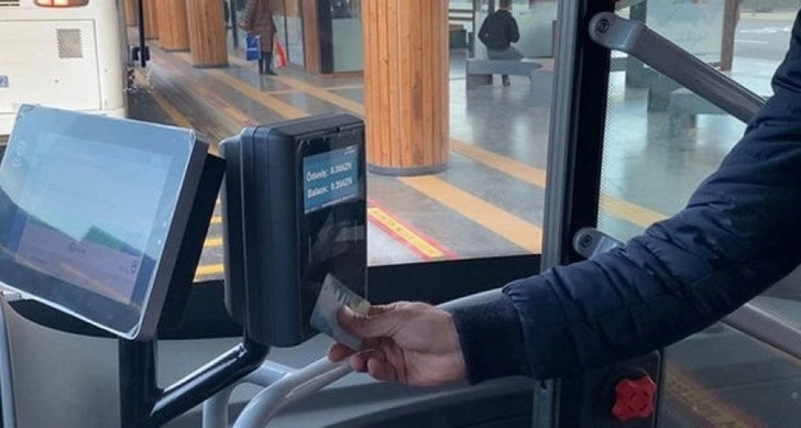 Еще 7 автобусных маршрутов в Баку переходят на безналичную оплату