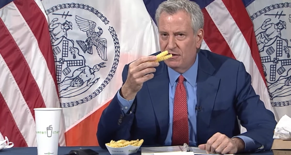 Мэр Нью-Йорка после вакцинации угощает горожан картошкой фри