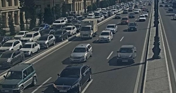 На главных проспектах Баку наблюдается плотность движения транспорта - ФОТО