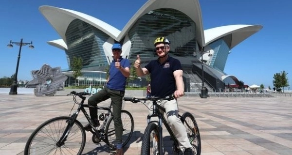Британский министр на бульваре покатался на велосипеде с послом - ФОТО