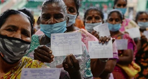 В Минздраве Индии заявили, что страна может вакцинировать взрослое население к концу года
