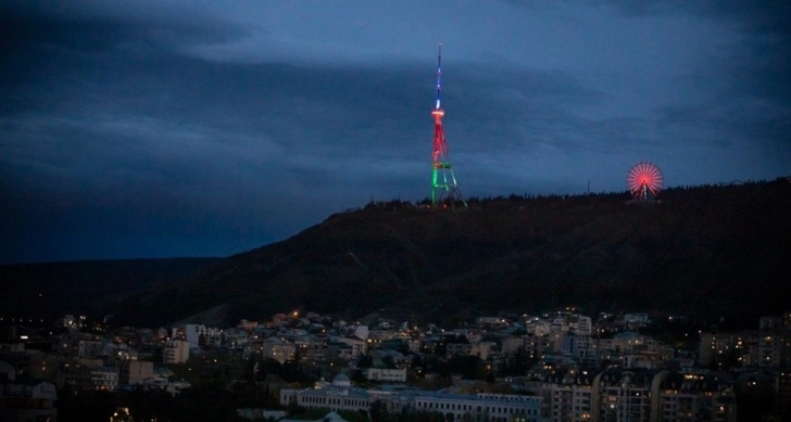 Телебашня в Тбилиси окрасилась в цвета флага Азербайджана