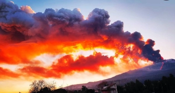 Вулкан Этна выбросил в воздух фонтаны лавы высотой до 400 метров - ВИДЕО