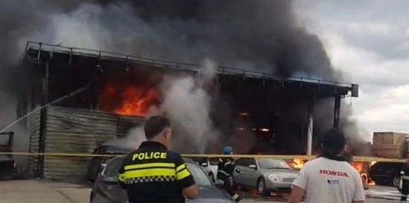 В Рустави на авторынке произошел пожар, около 20 автомобилей сгорели дотла