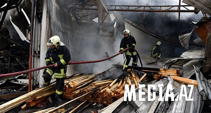 Пожар в трехэтажном доме в Баку, спасен один человек