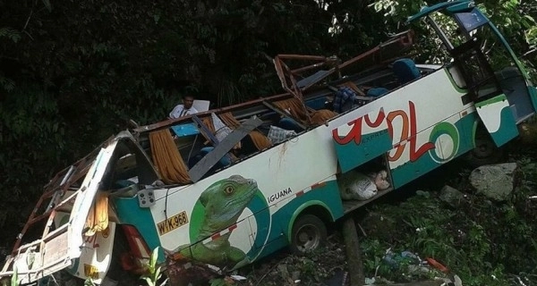 В Перу 17 человек погибли в результате падения автобуса в ущелье