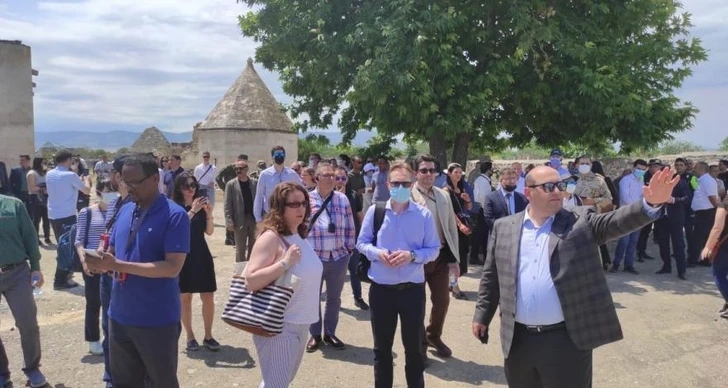 Иностранные дипломаты посетили разрушенный армянами комплекс «Имарет» в Агдаме - ФОТО