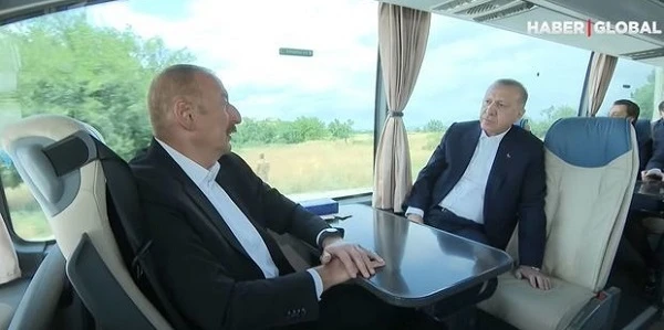 Ильхам Алиев и Реджеп Тайип Эрдоган пообщались в автобусе по дороге в Шушу - ВИДЕО
