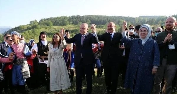Президент Ильхам Алиев присоединился к танцующим на Джыдыр дюзю - ВИДЕО