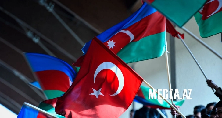 На игре в Баку турецким болельщикам раздадут и флаги Азербайджана