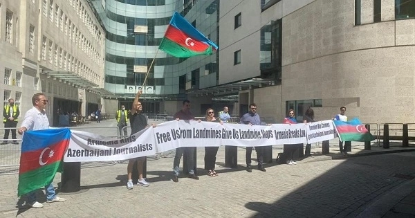 Азербайджанцы провели акцию перед зданием телерадиокорпорации BBC